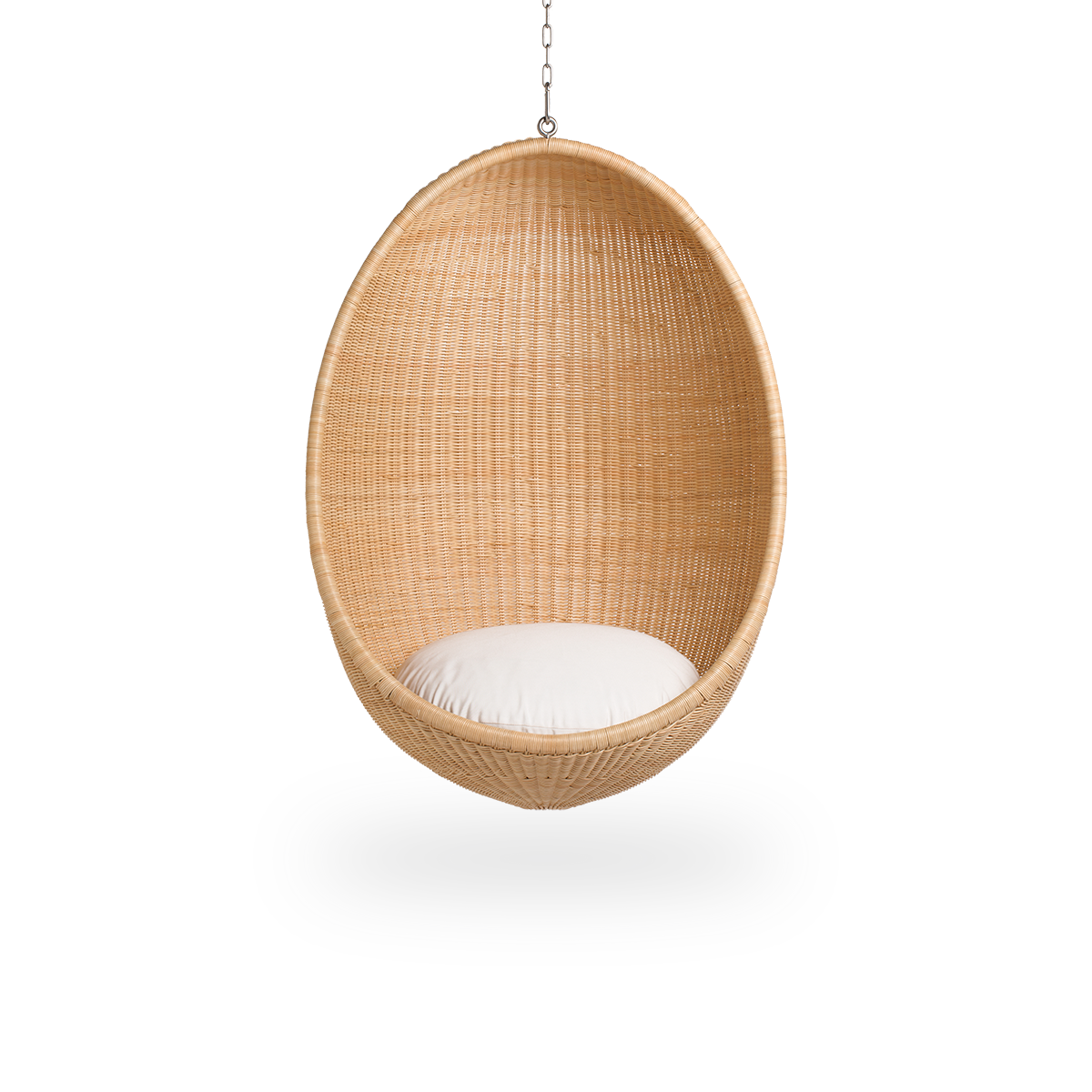 Ren front vinkel af Hanging Egg, en ikonisk hængestol designet af Nanna og Jørgen Ditzel.
Den runde hængestol er fuldt flettet af indonesisk rattan af høj kvalitet og hænger i en metalkæde.