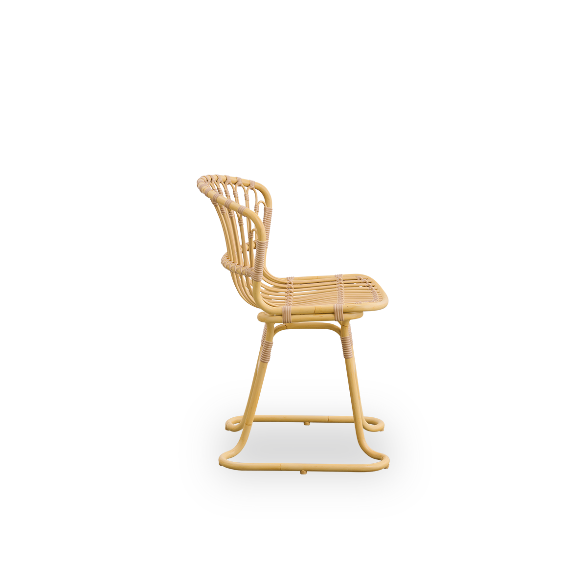 Ren sidevisning af Rita Exterior spisebordsstol designet af Nanna Ditzel. Skulpturelle ben sikrer stabilitet på enhver udendørs overflade. Rammen er lavet af aluminium i rattan-look med ArtFibre-fletninger.