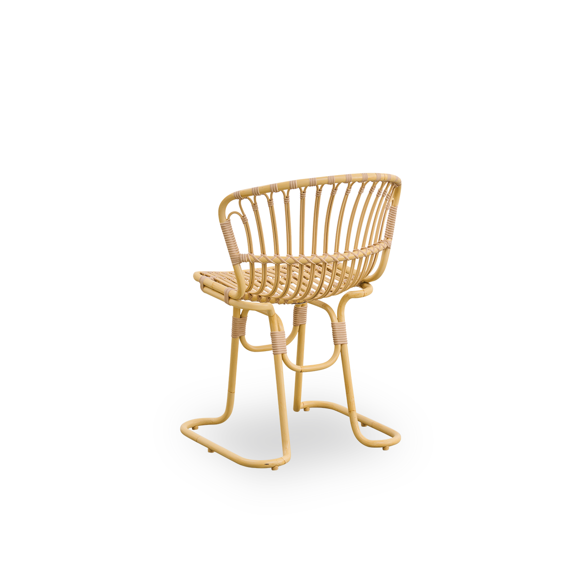 Sidevinkel bagfra af Rita Exterior udendørs spisebordsstolen, designet af Nanna Ditzel.
Skulpturelle ben sikrer stabilitet på enhver udendørs overflade. Ramme af aluminium i rattanlook med ArtFibre-flet.