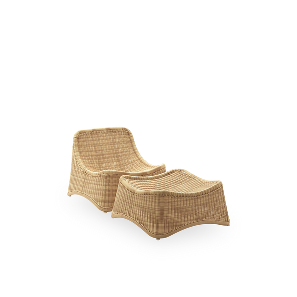 Side view af Chill udendørs loungestol, en fuldt flettet udendørs stol med matchende fodskammel, designet af Nanna Ditzel. Stolen har ingen armlæn og er håndlavet i Alu-Rattan og ArtFibre.