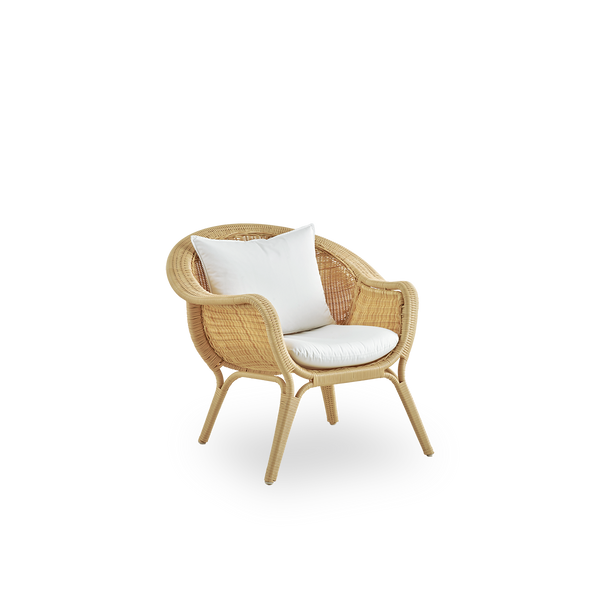 Side view af Madame udendørs loungestol designet af Nanna & Jørgen Ditzel. Fuldt fletet loungestol med blødt, feminint skaldet design. Ramme i aluminium flettet med ArtFibre.