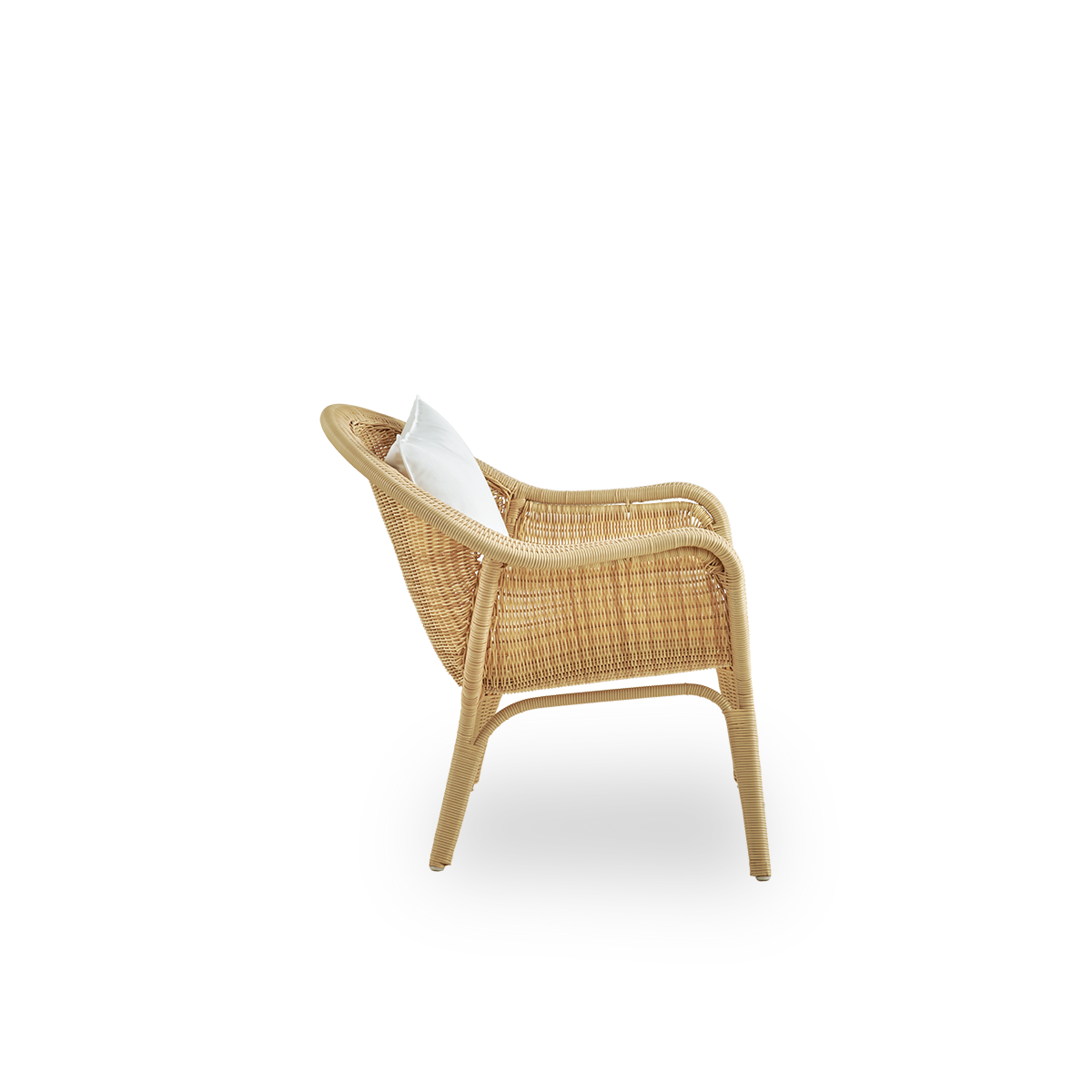 Ren sidevisning af Madame Exterior loungestol, designet af Nanna & Jørgen Ditzel. Fuldt flettet loungestol med blødt, feminint skallerformet design. Ramme lavet i aluminium flettet med ArtFibre.