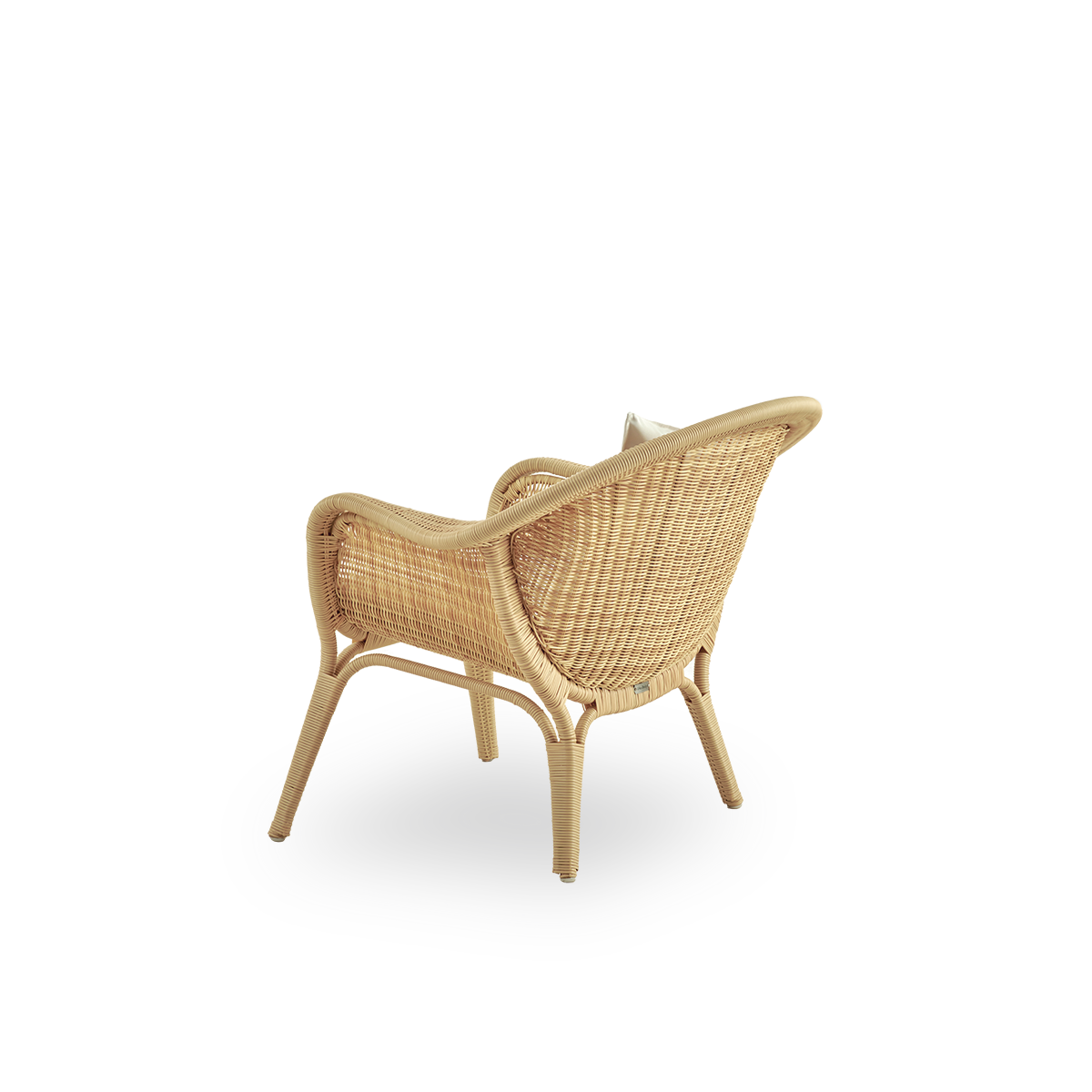 Bagfra vinkel af Madame udendørs loungestol designet af Nanna og Jørgen Ditzel. Fuldt flettet loungestol med blødt, feminint skalformet design. Stel i aluminium flettet med ArtFibre.