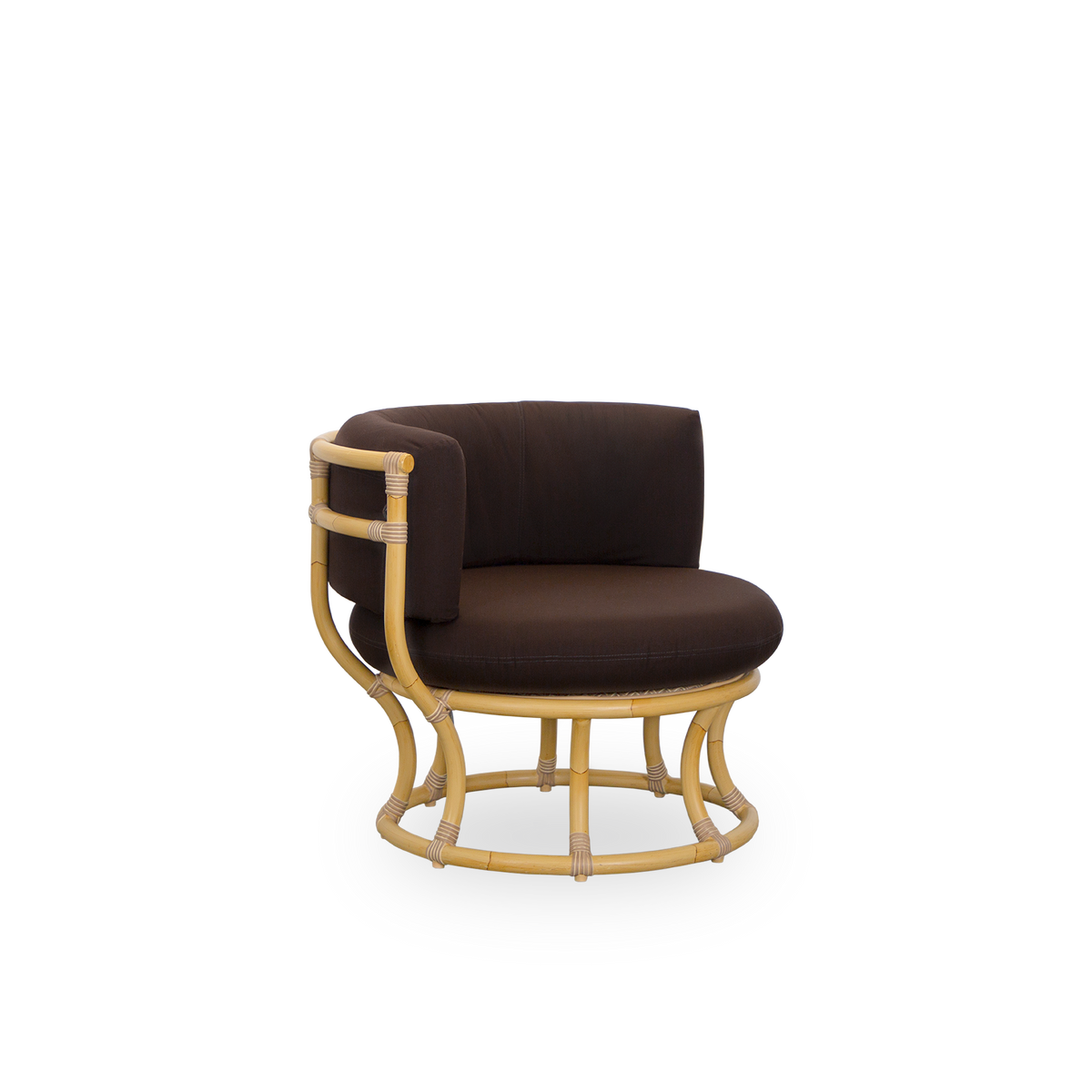 Side view af Coco udendørs loungestol i rattan-look, designet af Nanna Ditzel. Designet er baseret på perfekte cirkler og har en aluminiumsramme med flettede ArtFibre-detaljer. Lænestol vist med brun hynde.