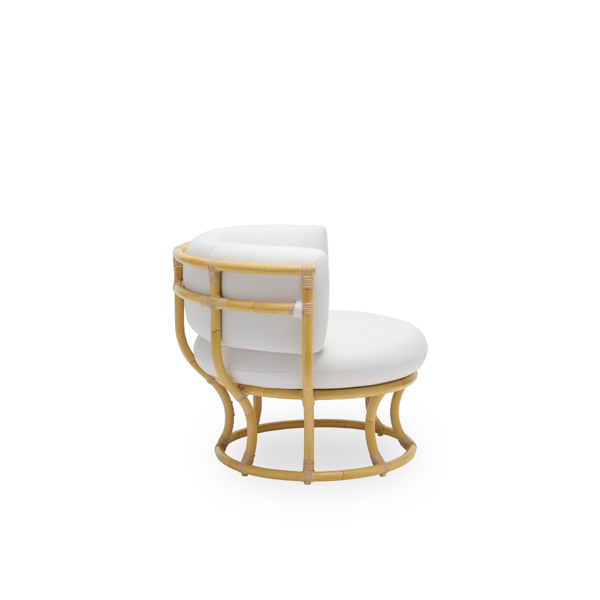 Ren sidevisning af Coco Exterior loungestol i rattan-look, designet af Nanna Ditzel. Designet er baseret på perfekte cirkler og har en aluminiumsramme med flettede ArtFibre-detaljer.