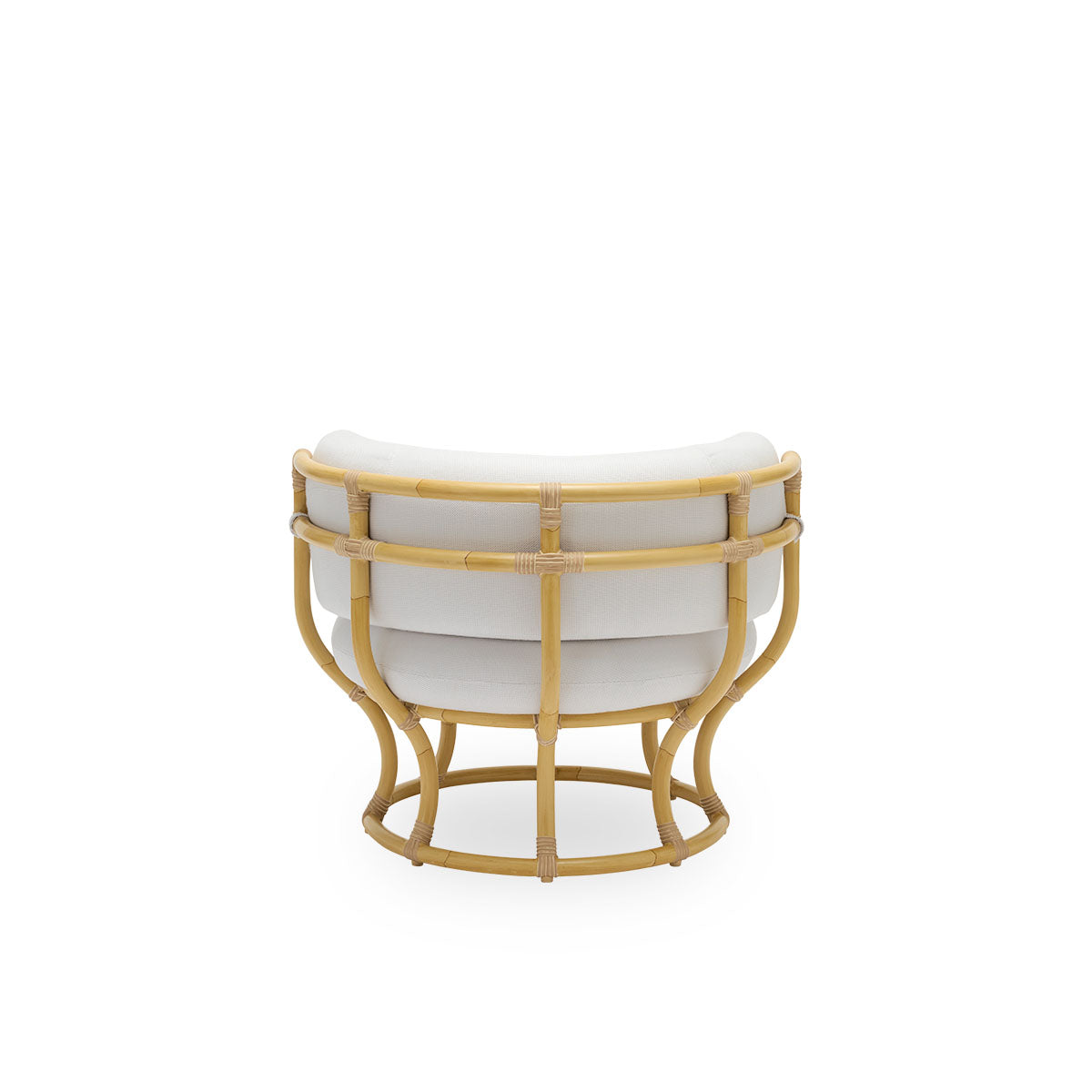 Bagfra vinkel af Coco udendørs loungestol i rattanlook, designet af Nanna Ditzel. Designet er baseret på perfekte cirkler og har en aluminiumsramme med flettede ArtFibre-detaljer.