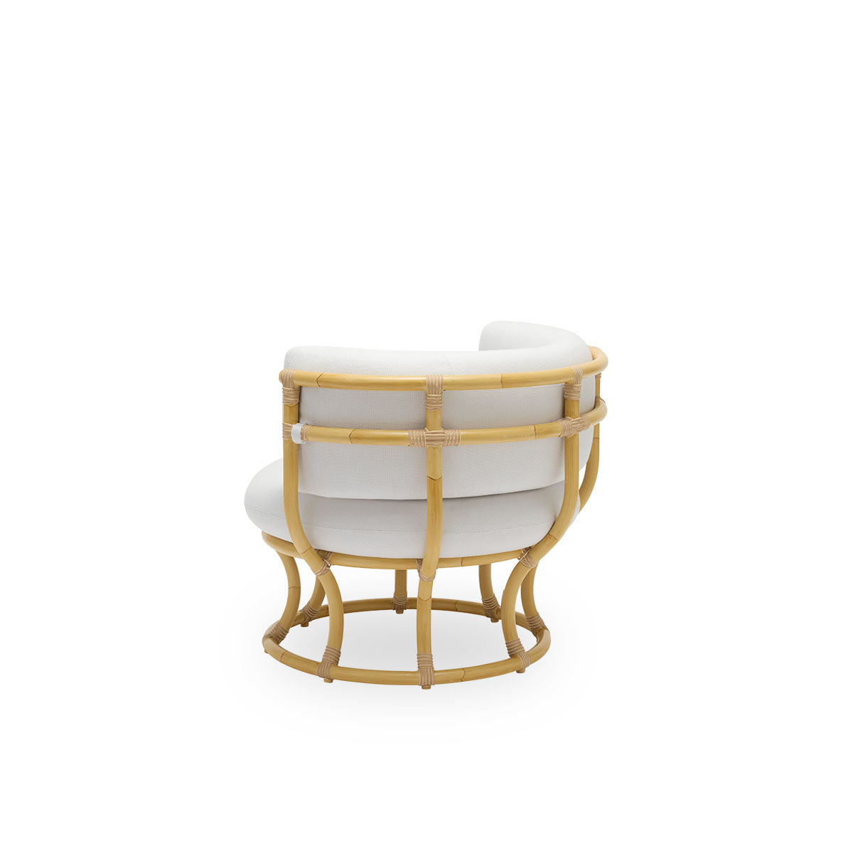 Sidevinkel bagfra af Coco Exterior loungestol i rattan-look, designet af Nanna Ditzel. Designet er baseret på perfekte cirkler og har en aluminiumsramme med flettede ArtFibre-detaljer.