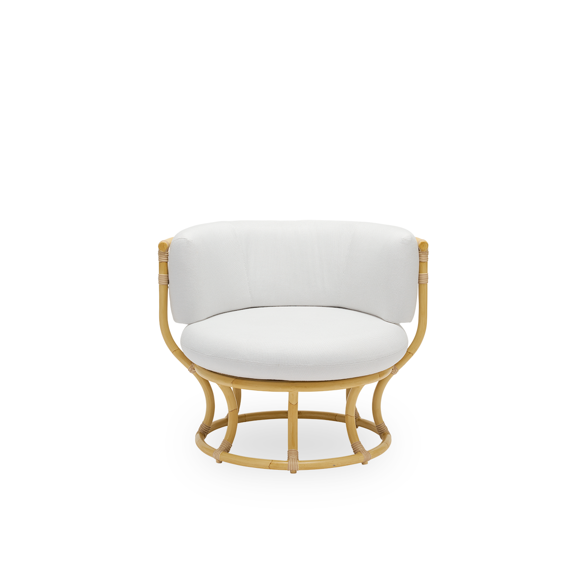 Ren front vinkel af Coco Exterior loungestol i rattan-look, designet af Nanna Ditzel. Designet er baseret på perfekte cirkler og har en aluminiumsramme med ArtFibre-fletdetaljer.