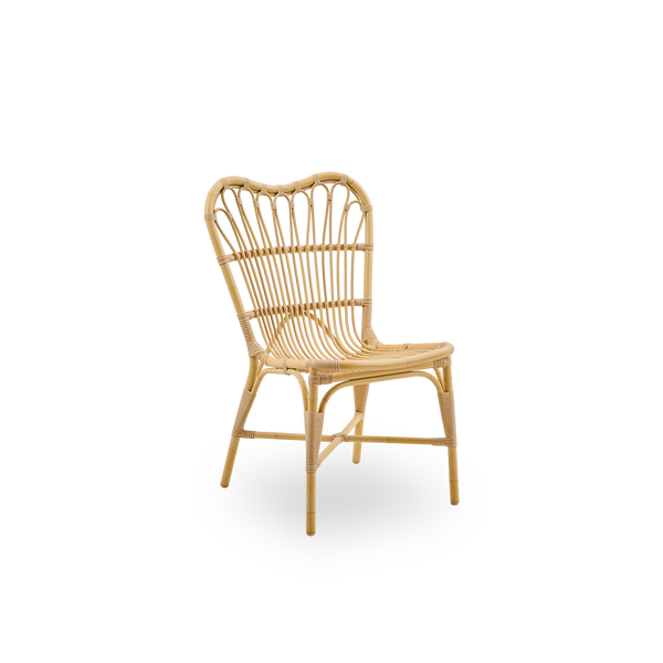 Side view af Margret udendørs spisestol med høj, bred ryg. Aluminiumsramme med ArtFibre-omviklinger i naturligt rattan look.