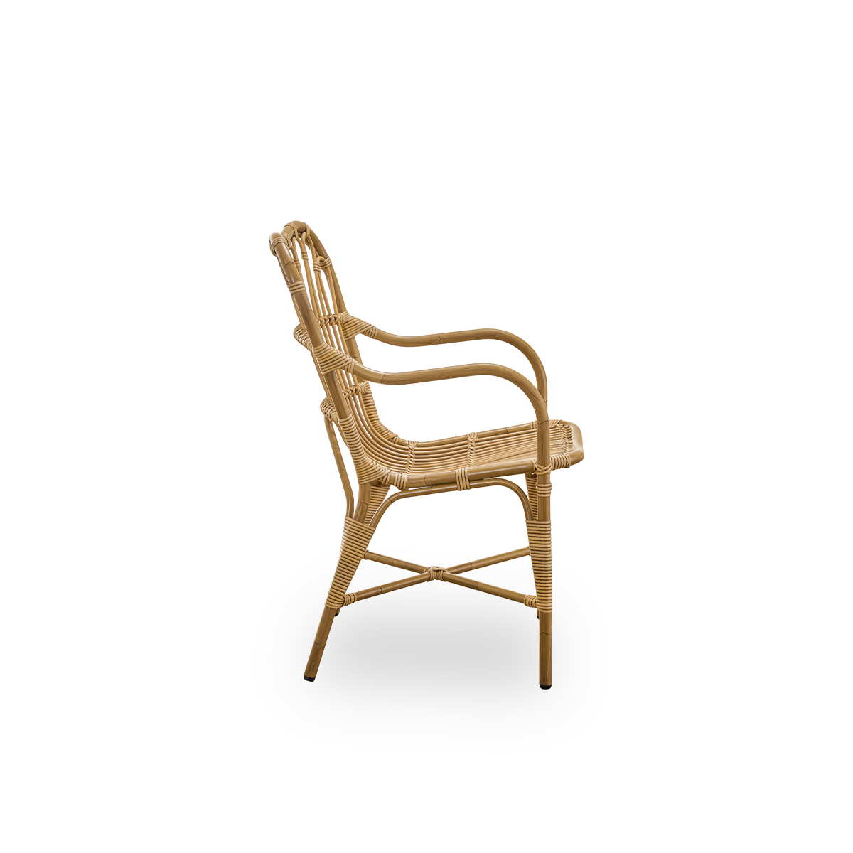 Ren sidevisning af Margret udendørs spisebordsstol med høj, bred ryg og buede armlæn. Aluminiumsramme i antik brun rattan-look med ArtFibre-fletninger.