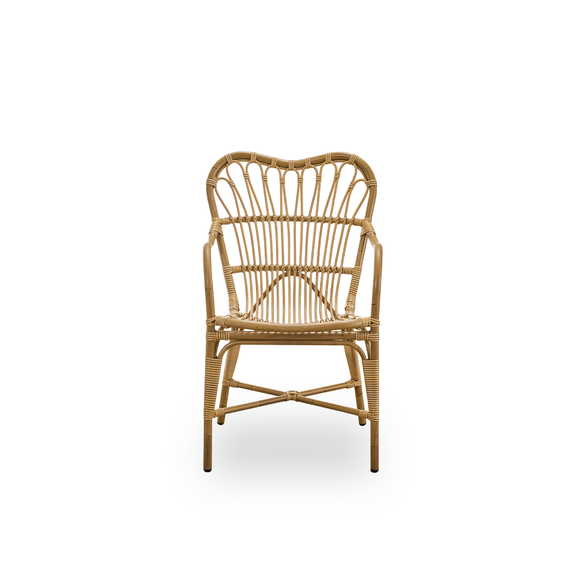 Ren front vinkel af Margret udendørs spisestol med høj, bred ryg og buede armlæn.
Aluminiumsramme i Antique Brown rattan-look med ArtFibre-fletninger.