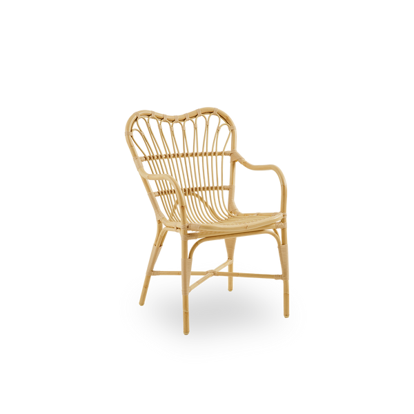 Side view af Margret udendørs spisestol med høj, bred ryg og buede armlæn. Aluminiumsramme i naturligt rattan-look med ArtFibre-omviklinger.