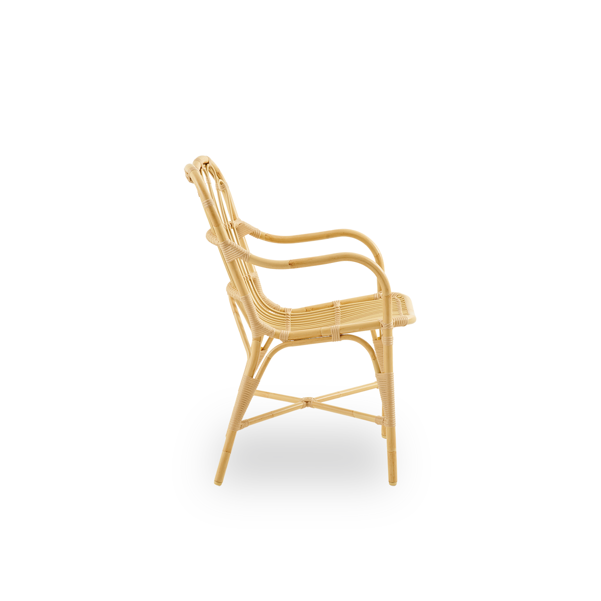 Ren sidevisning af Margret udendørs spisebordsstol med høj, bred ryg og buede armlæn. Aluminiumsramme i naturligt rattan-look med ArtFibre-fletninger.