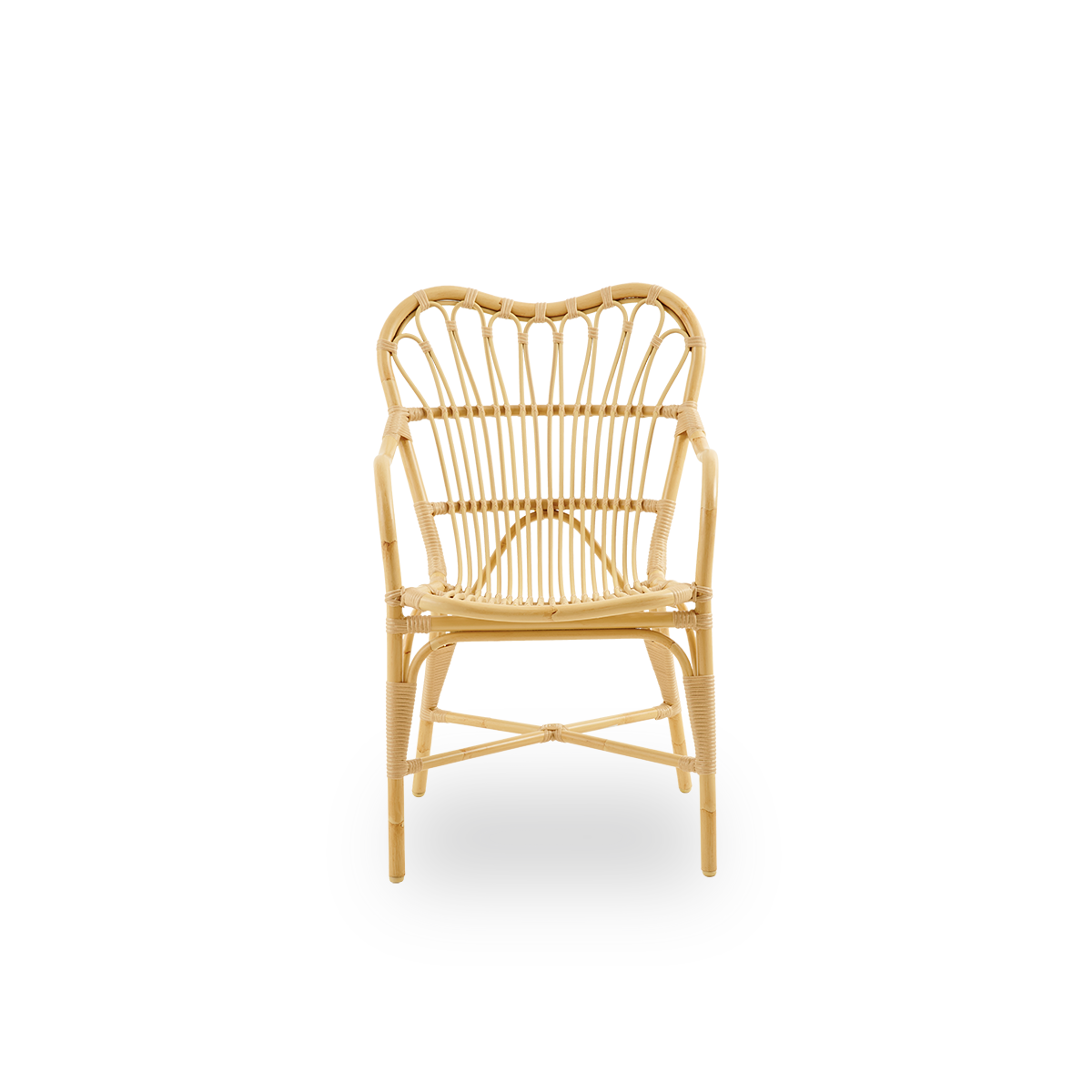 Ren front vinkel af Margret udendørs spisestol med høj, bred ryg og buede armlæn.
Aluminiumsramme i naturligt rattan-look med ArtFibre-fletninger.