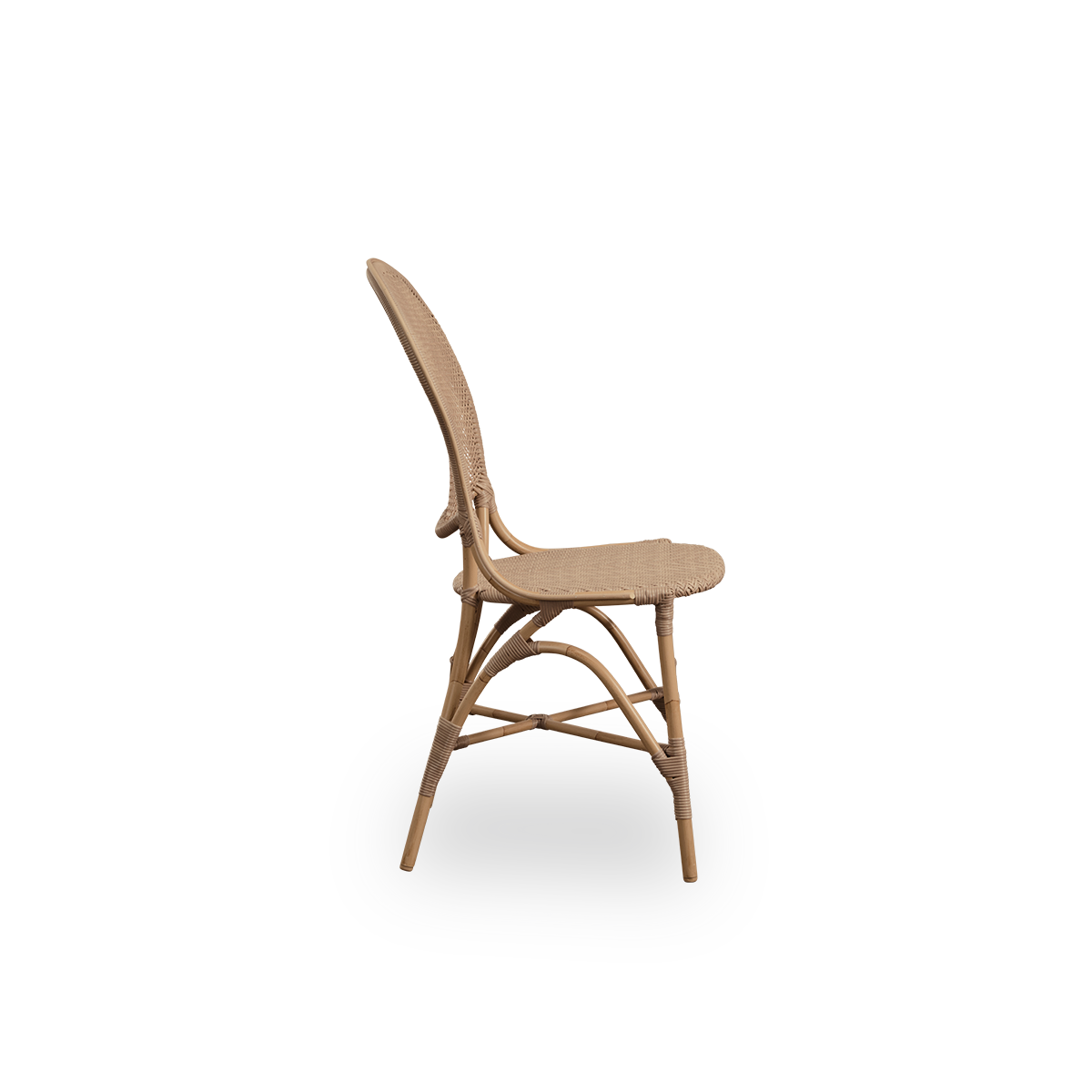 Ren sidevisning af Rossini udendørs spisebordsstol i antik farve. Elegant stol med rund ryg i enkelt design. Aluminiumsramme i rattan-look med flet af ArtFibre på sæde og ryg.