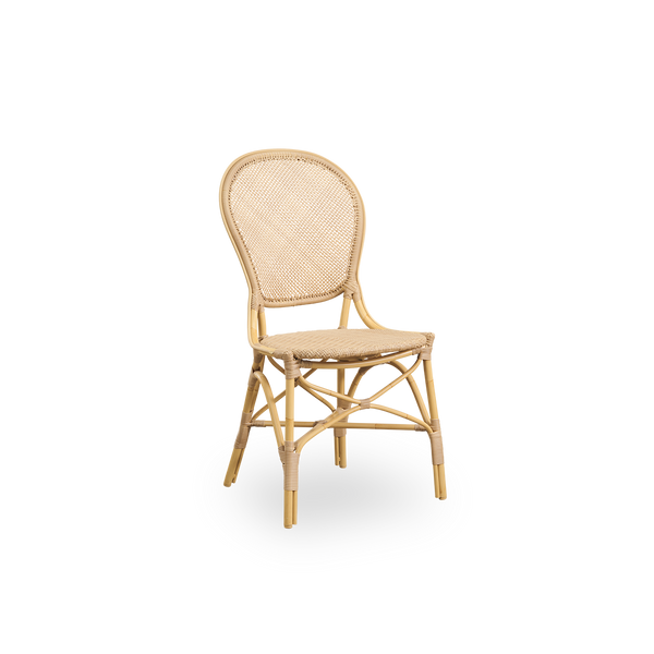 Side view af Rossini udendørs spisestol i Natural farve. Elegant stol med rund ryg i simpelt design. Aluminiumsramme i rattan-look med flettet ArtFibre-sæde og ryg.