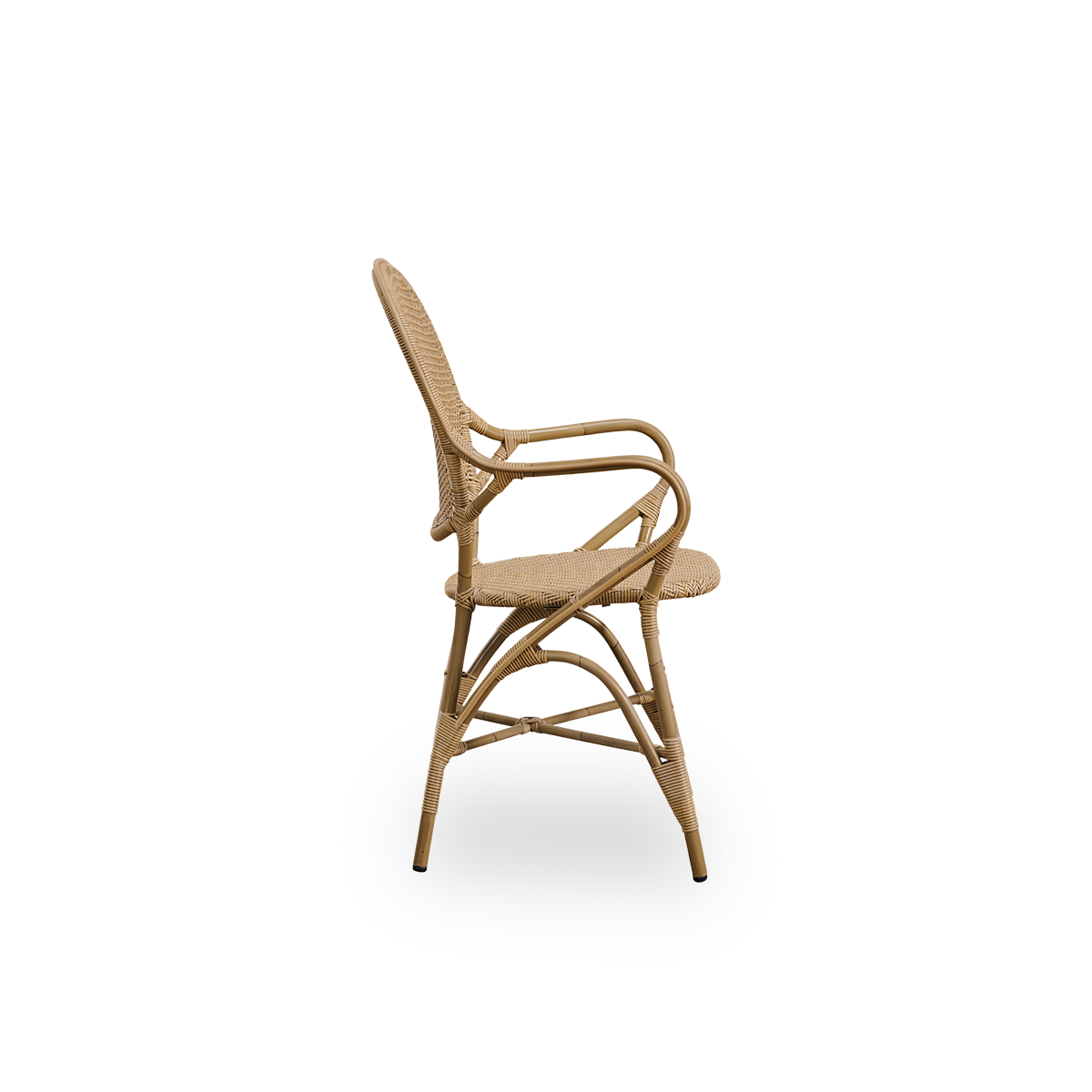 Ren sidevisning af Rossini udendørs spisebordsarmstol i antik farve. Elegant stol med rund ryg og armlæn i enkelt design. Aluminiumsramme i rattan-look med flet af ArtFibre på sæde og ryg.