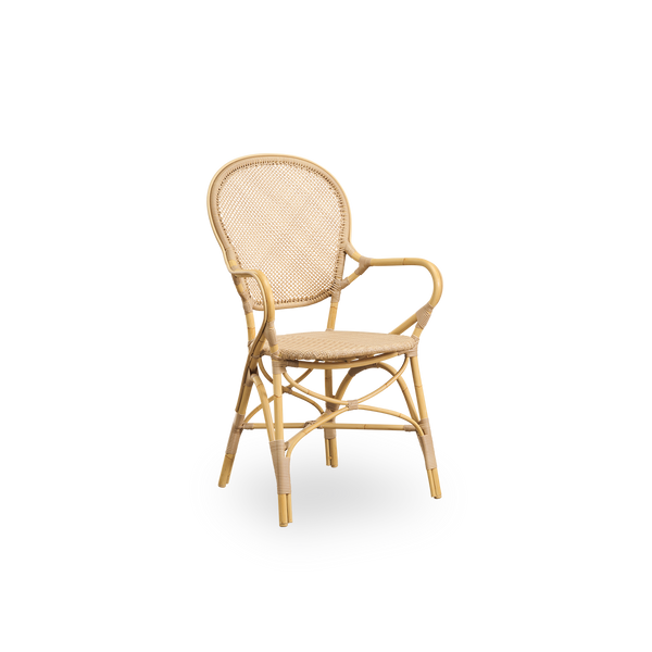 Side view af Rossini udendørs spisestol med armlæn i Natural farve. Elegant stol med rund ryg og armlæn i simpelt design. Aluminiumsramme i rattan-look med flettet ArtFibre-sæde og ryg.