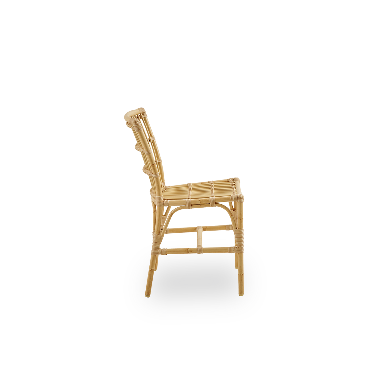 Ren sidevisning af Elisabeth udendørs spisebordsstol i rattan-look. En lille udendørs spisebordsstol med minimalistisk design. Aluminiumramme med ArtFibre-fletninger.