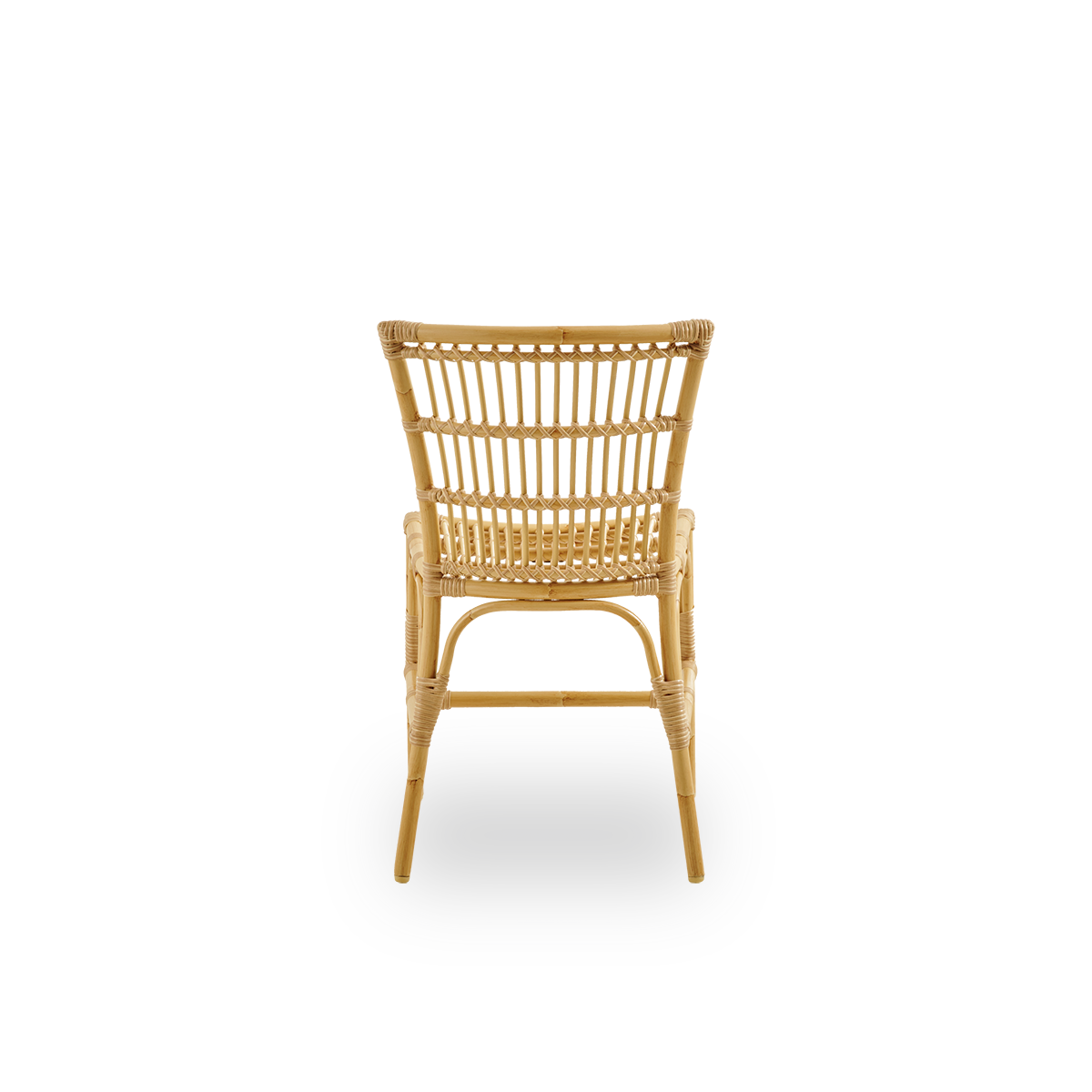 Bagfra vinkel af Elisabeth udendørs spisestol i rattanlook. En lille udendørs spisestol med et minimalistisk udtryk. Aluminiumsramme med ArtFibre-flet.
