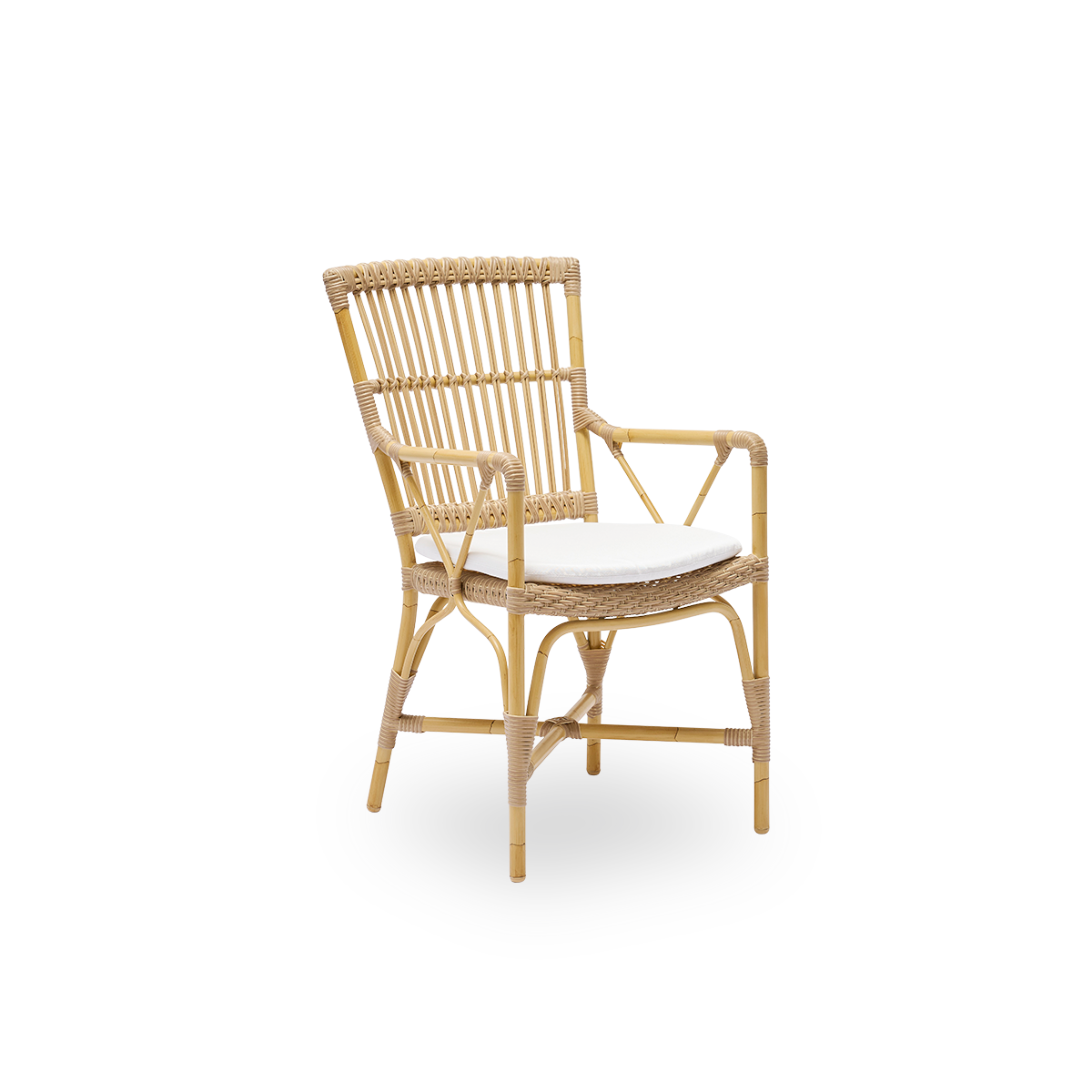 Side view af Piano udendørs armstol. Aluminiumsramme i naturligt rattan-look med ArtFibre-omviklinger. Elegant stol med høj ryg og armlæn.