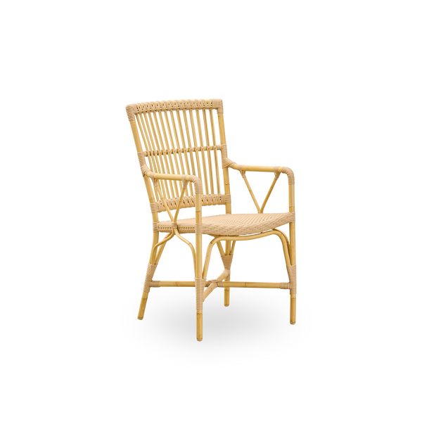 Side view af Piano udendørs armstol. Aluminiumsramme i naturligt rattan-look med ArtFibre-omviklinger. Elegant stol med høj ryg og armlæn.