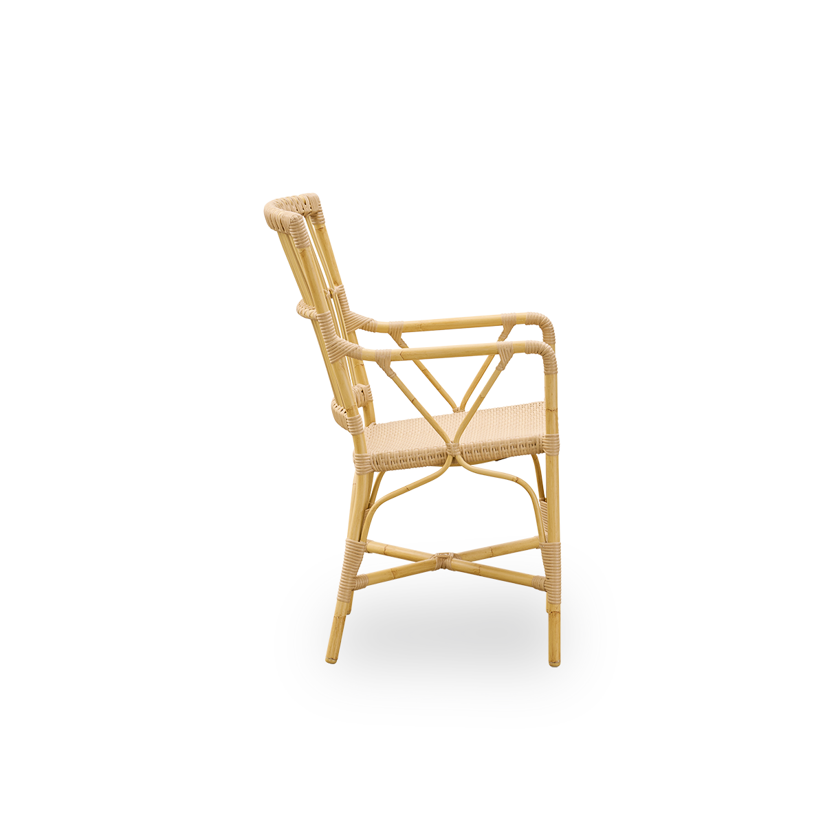 Ren sidevisning af Piano udendørs armstol. Aluminiumsramme i naturligt rattan-look med ArtFibre-fletninger. Elegant stol med høj ryg og armlæn.