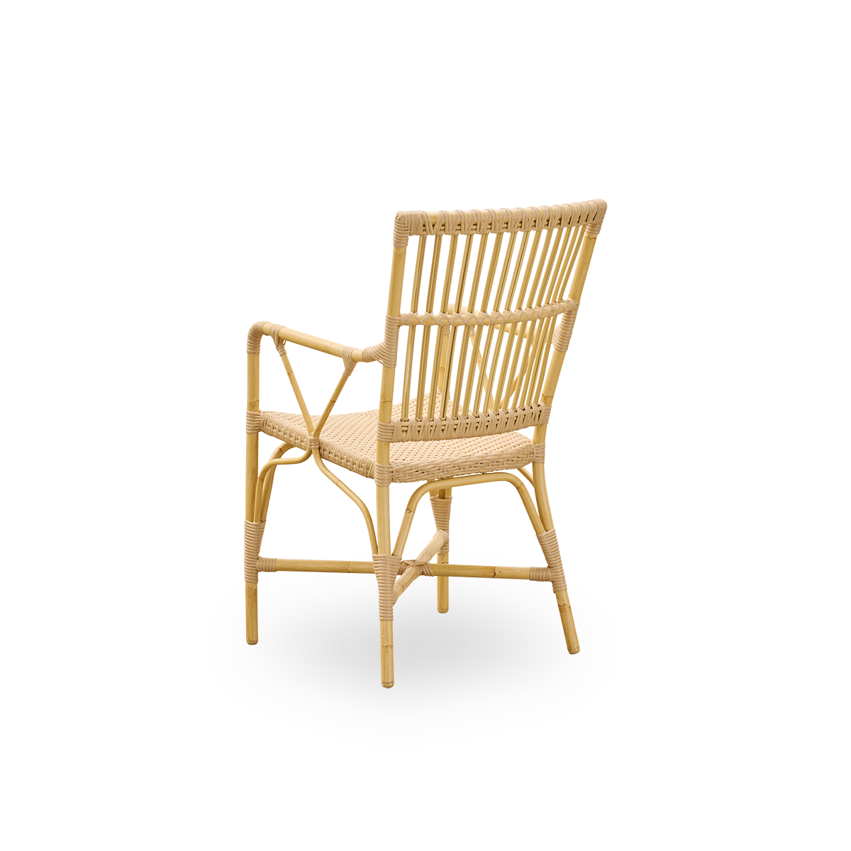 Sidevinkel bagfra af Piano udendørs lænestolen.
Aluminiumsramme i naturfarvet rattanlook med ArtFibre-flet. Elegant stol med høj ryglæn og armlæn.
