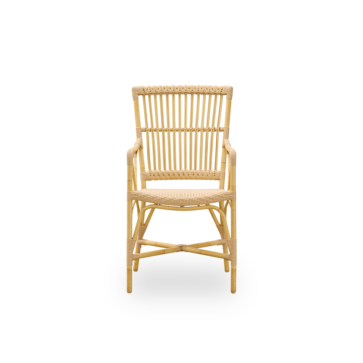 Ren front vinkel af Piano udendørs lænestol.
Aluminiumsramme i naturligt rattan-look med ArtFibre-flet. Elegant stol med høj ryg og armlæn.