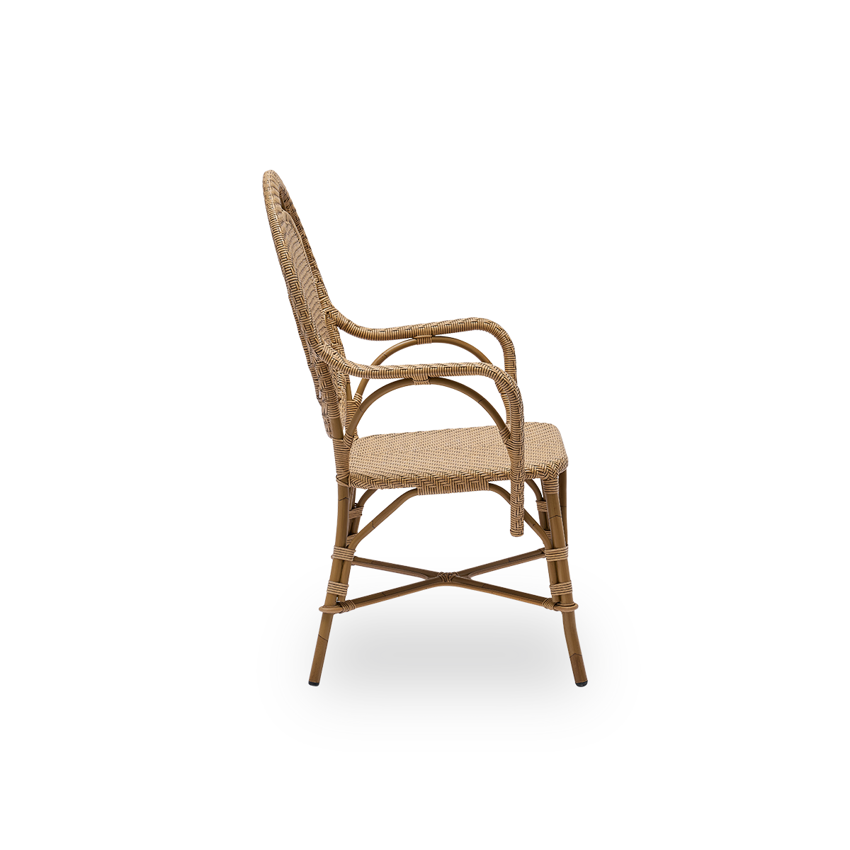 Ren sidevisning af Romantica udendørs spisebordsstol i antik brun farve. Elegant, romantisk spisebordsstol med rund ryg og fuldt flettet sæde i charmerende dansk design. Aluminiumsramme i rattan-look med ArtFibre-fletninger.