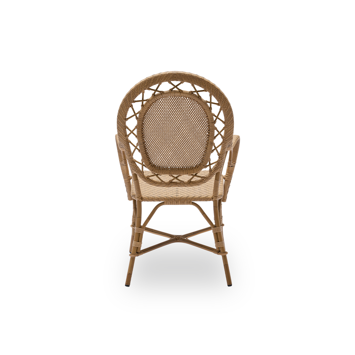 Bagfra vinkel af Romantica udendørs spisestol i farven antikbrun. Elegant, romantisk spisestol med rund ryg og fuldt flettet sæde i charmerende dansk design. Aluminiumsramme i rattanlook med ArtFibre-flet.