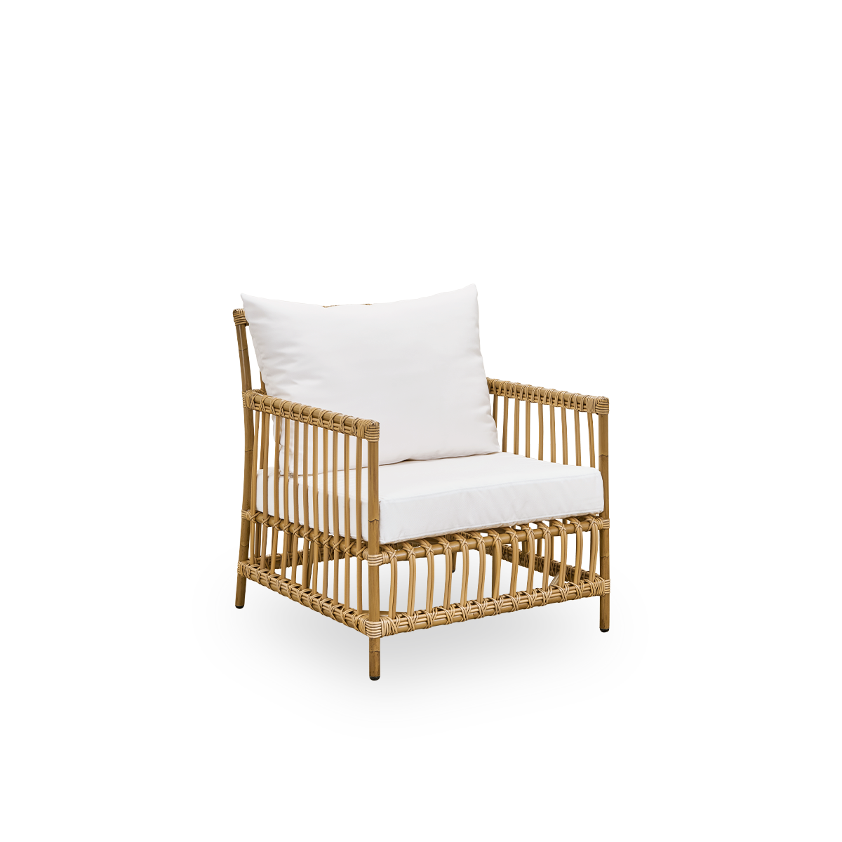 Side view af Caroline udendørs loungestol i farven Antique Brown, med enkelt og elegant dansk design. Stolens ramme er lavet af aluminium med elegante ArtFibre-detaljer. Designet er minimalistisk og elegant.