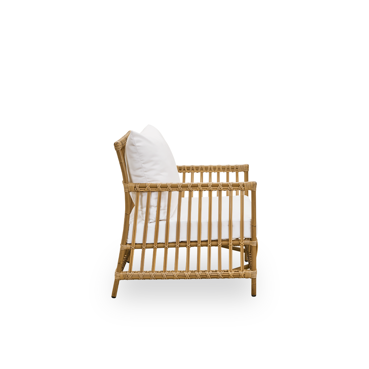 Simpel sidevisning af Caroline udendørs loungestol i farven Antique Brown, enkelt og elegant dansk design. Stolens ramme er lavet af aluminium med elegante ArtFibre-detaljer. Designet er minimalistisk og elegant.