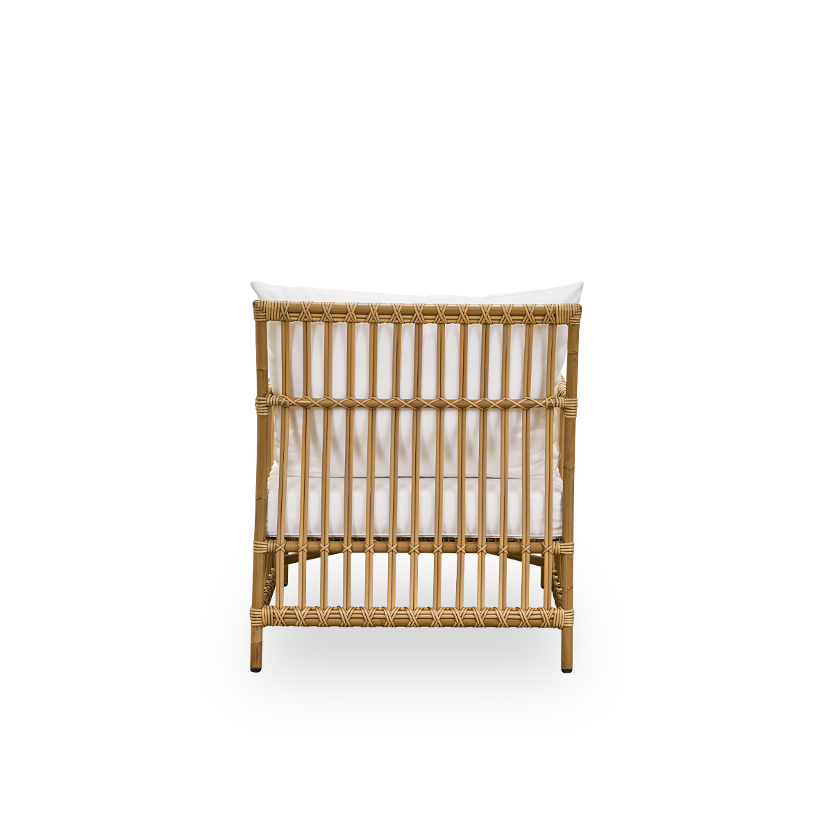 Bagfra vinkel af Caroline udendørs loungestol i farven antikbrun, et simpelt og elegant dansk design. Stolens ramme er lavet af aluminium med elegante ArtFibre-detaljer. Designet er minimalistisk og elegant.