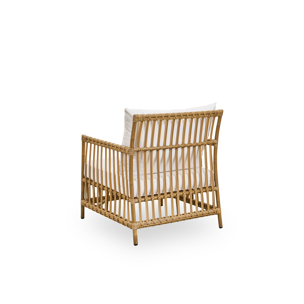 Bagfra vinkel af Caroline udendørs loungestol i farven antikbrun, et simpelt og elegant dansk design. Stolens ramme er lavet af aluminium med elegante ArtFibre-detaljer. Designet er minimalistisk og elegant.