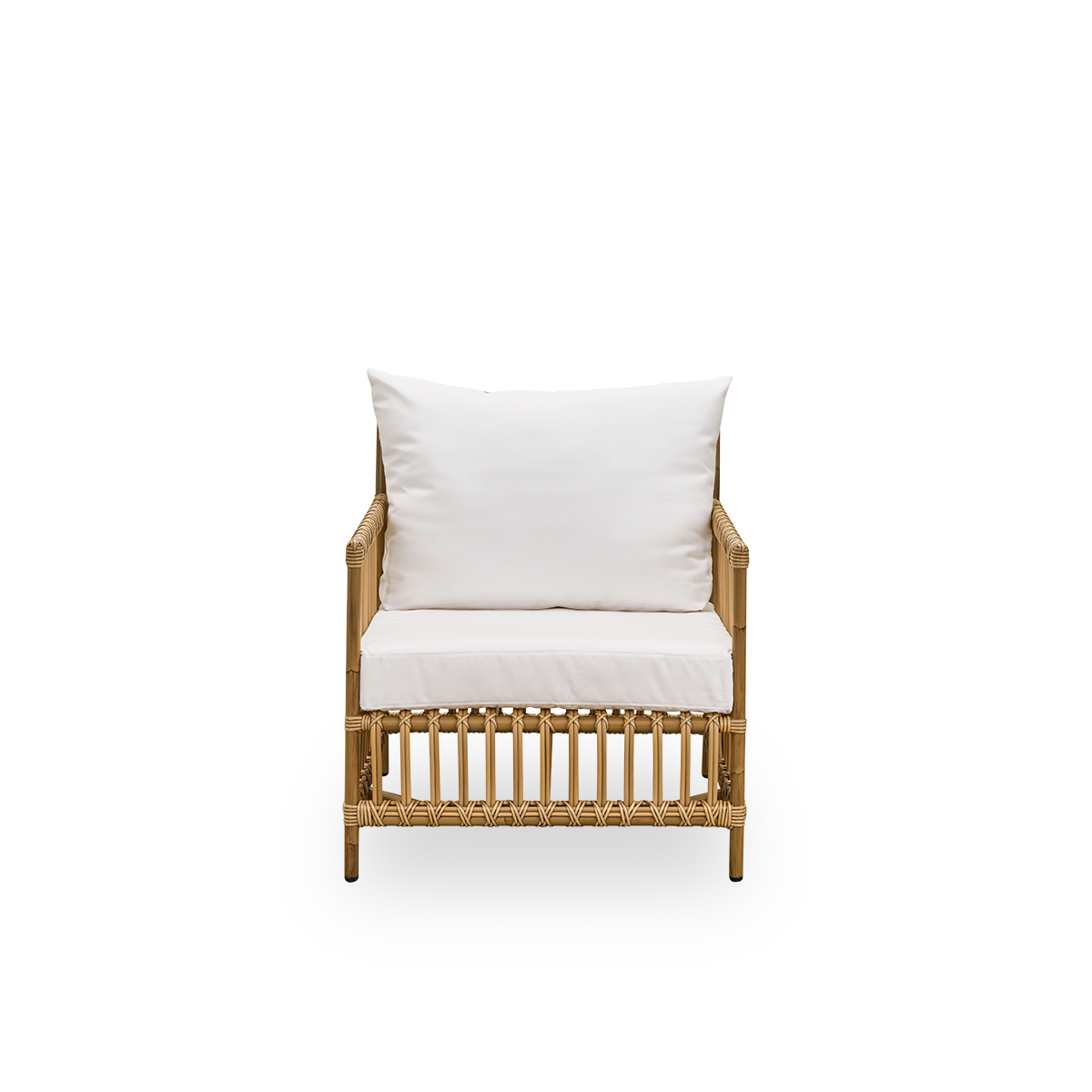 Ren front vinkel af Caroline Exterior loungestol i farven Antique Brown, et simpelt og elegant dansk design. Stolens ramme er fremstillet af aluminium med elegante ArtFibre-detaljer. Designet er minimalistisk og elegant.