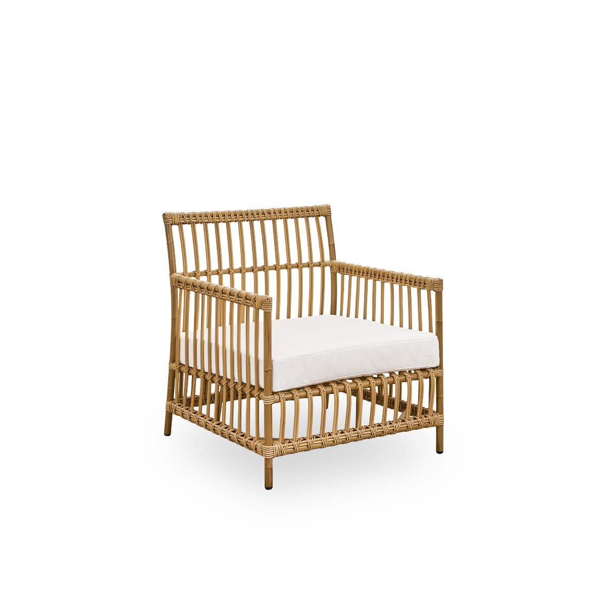 Side view af Caroline udendørs loungestol i farven Antique Brown, med enkelt og elegant dansk design. Stolens ramme er lavet af aluminium med elegante ArtFibre-detaljer. Designet er minimalistisk og elegant.