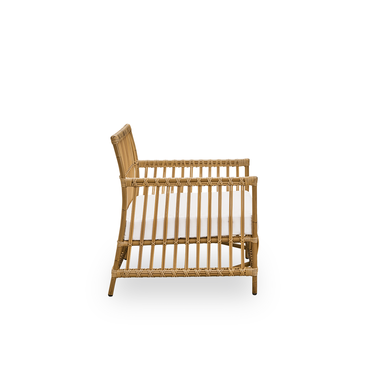 Simpel sidevisning af Caroline udendørs loungestol i farven Antique Brown, enkelt og elegant dansk design. Stolens ramme er lavet af aluminium med elegante ArtFibre-detaljer. Designet er minimalistisk og elegant.