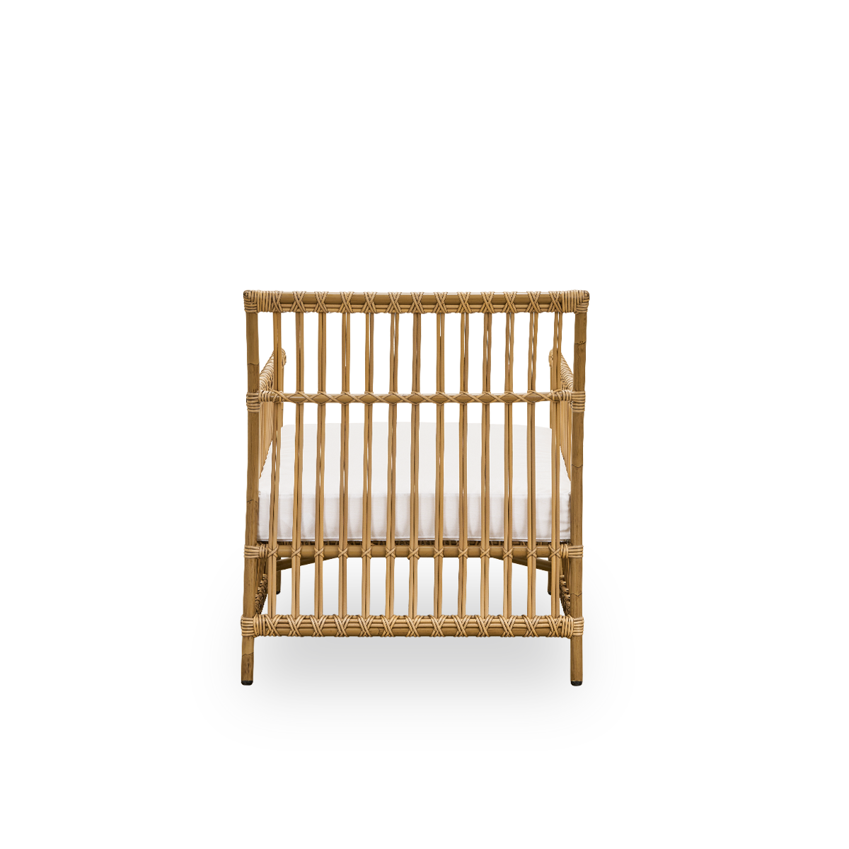 Bagfra vinkel af Caroline udendørs loungestol i farven antikbrun, et simpelt og elegant dansk design. Stolens ramme er lavet af aluminium med elegante ArtFibre-detaljer. Designet er minimalistisk og elegant.