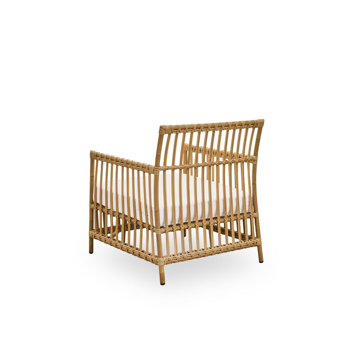 Bagfra vinkel af Caroline udendørs loungestol i farven antikbrun, et simpelt og elegant dansk design. Stolens ramme er lavet af aluminium med elegante ArtFibre-detaljer. Designet er minimalistisk og elegant.