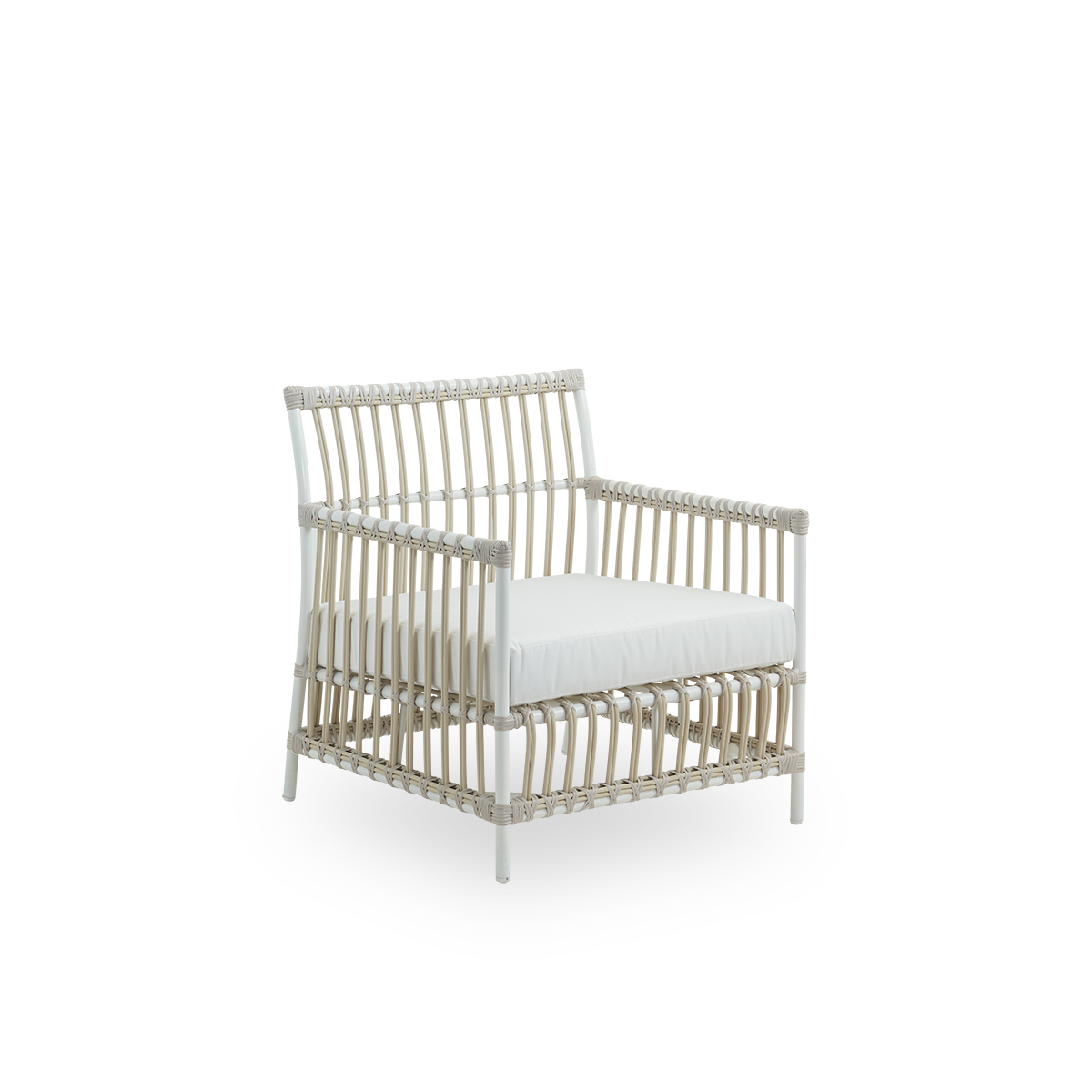 Side view af Caroline udendørs loungestol i farven Dove White, med enkelt og elegant dansk design. Stolens ramme er lavet af aluminium med elegante ArtFibre-detaljer, og stolen udstråler en hyggelig og rolig fremtoning.