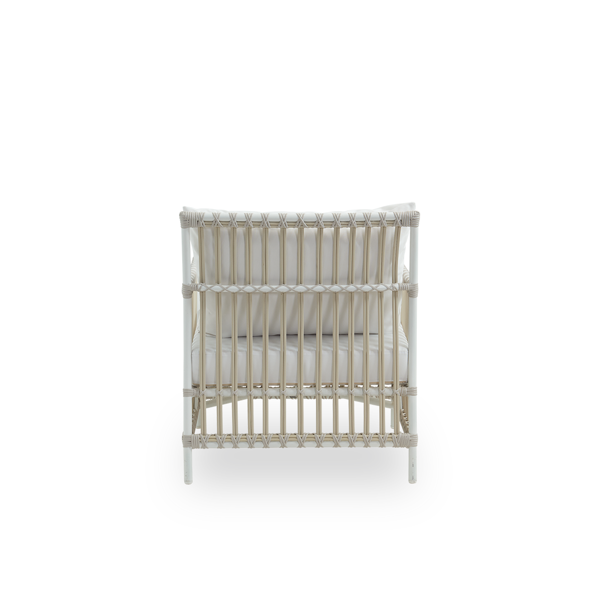 Bagfra vinkel af Caroline udendørs loungestol i farven duehvid, præsenteret i et simpelt og elegant dansk design. Stolens ramme er lavet af aluminium med elegante ArtFibre-detaljer. Stolen har et hyggeligt og beroligende udtryk.