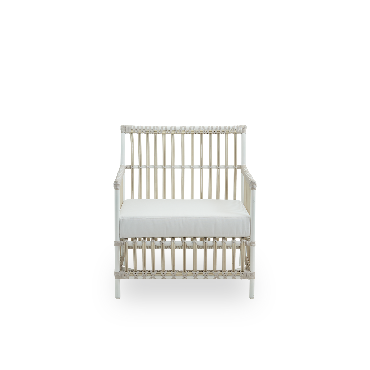 Ren front vinkel af Caroline Exterior loungestol i farven Dove White, præsenteret i et simpelt og elegant dansk design. Stolens ramme er fremstillet af aluminium med elegante ArtFibre-detaljer. Stolen har en hyggelig og beroligende udstråling.