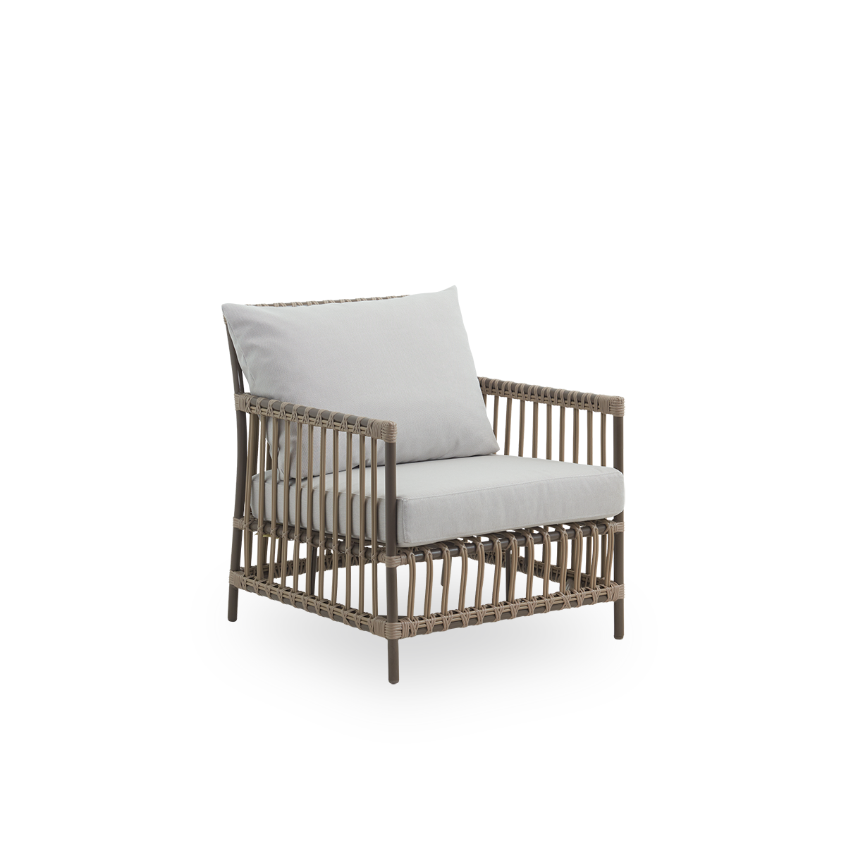 Side view af Caroline udendørs loungestol i farven Moccaccino. Stolens ramme er lavet af aluminium med elegante ArtFibre-detaljer. Designet er minimalistisk og elegant.