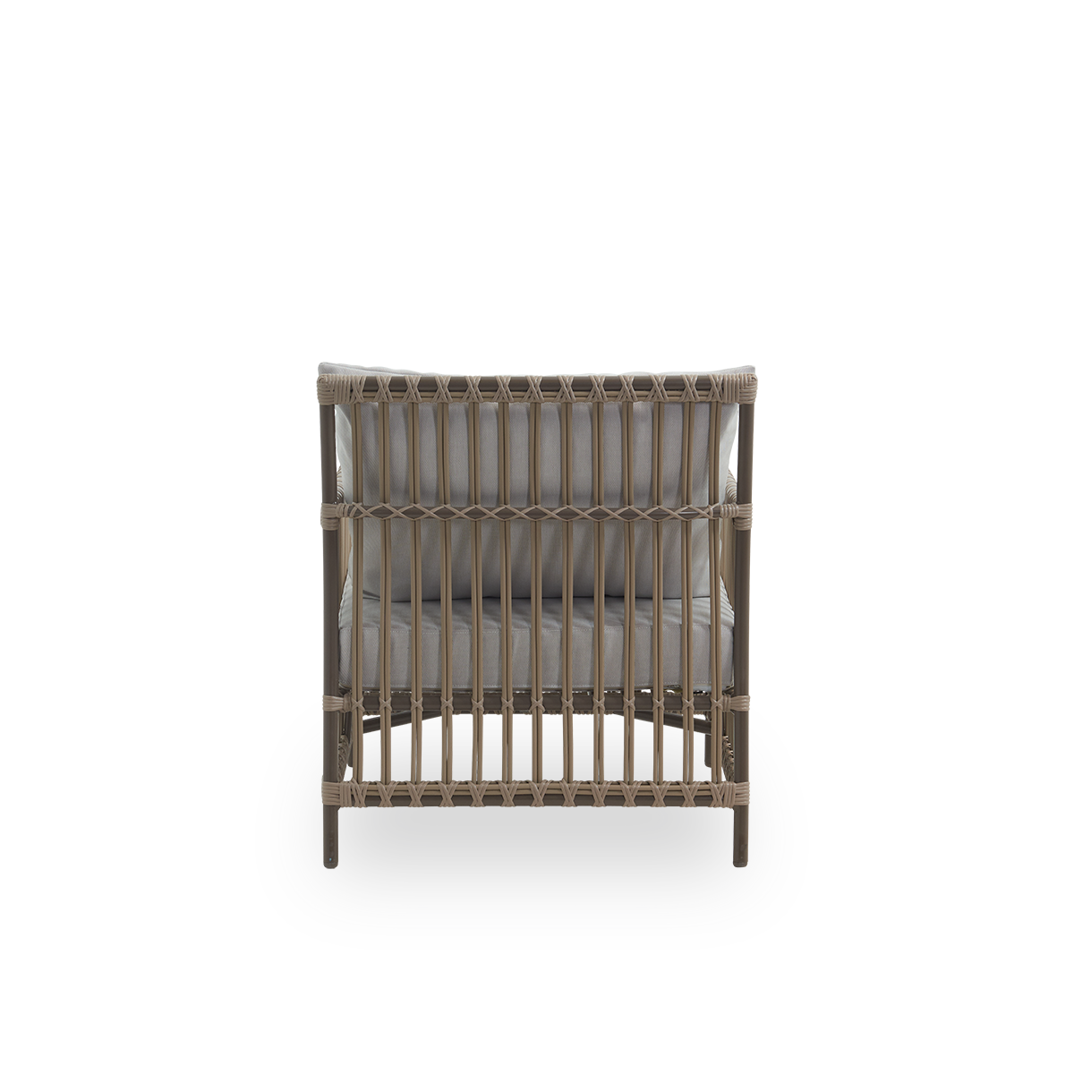 Bagfra vinkel af Caroline udendørs loungestol i farven Moccaccino. Stolens ramme er lavet af aluminium med elegante ArtFibre-detaljer. Designet er minimalistisk og elegant.