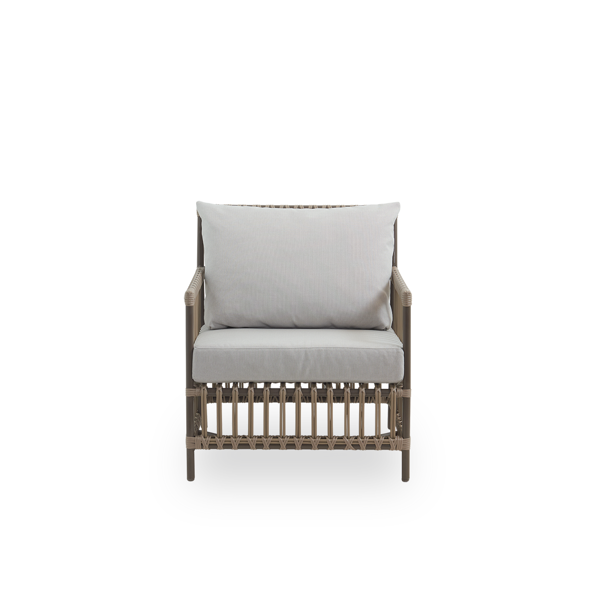 Ren front vinkel af Caroline Exterior loungestol i farven Moccaccino. Stolens ramme er fremstillet af aluminium med elegante ArtFibre-detaljer. Designet er minimalistisk og elegant.