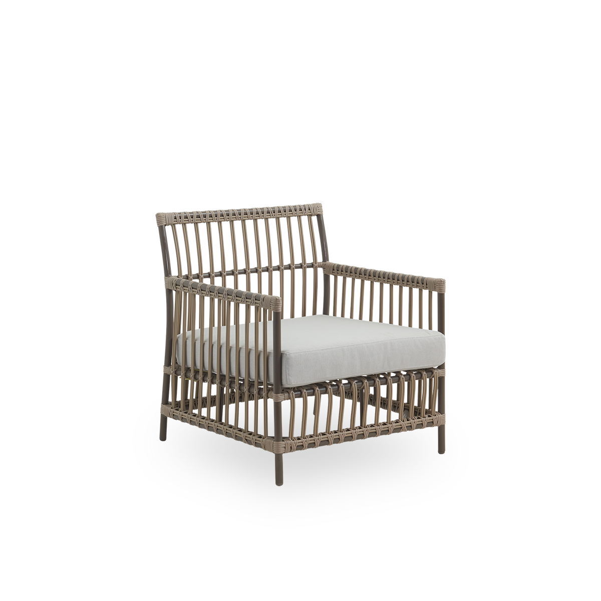 Side view af Caroline udendørs loungestol i farven Moccaccino. Stolens ramme er lavet af aluminium med elegante ArtFibre-detaljer. Designet er minimalistisk og elegant.