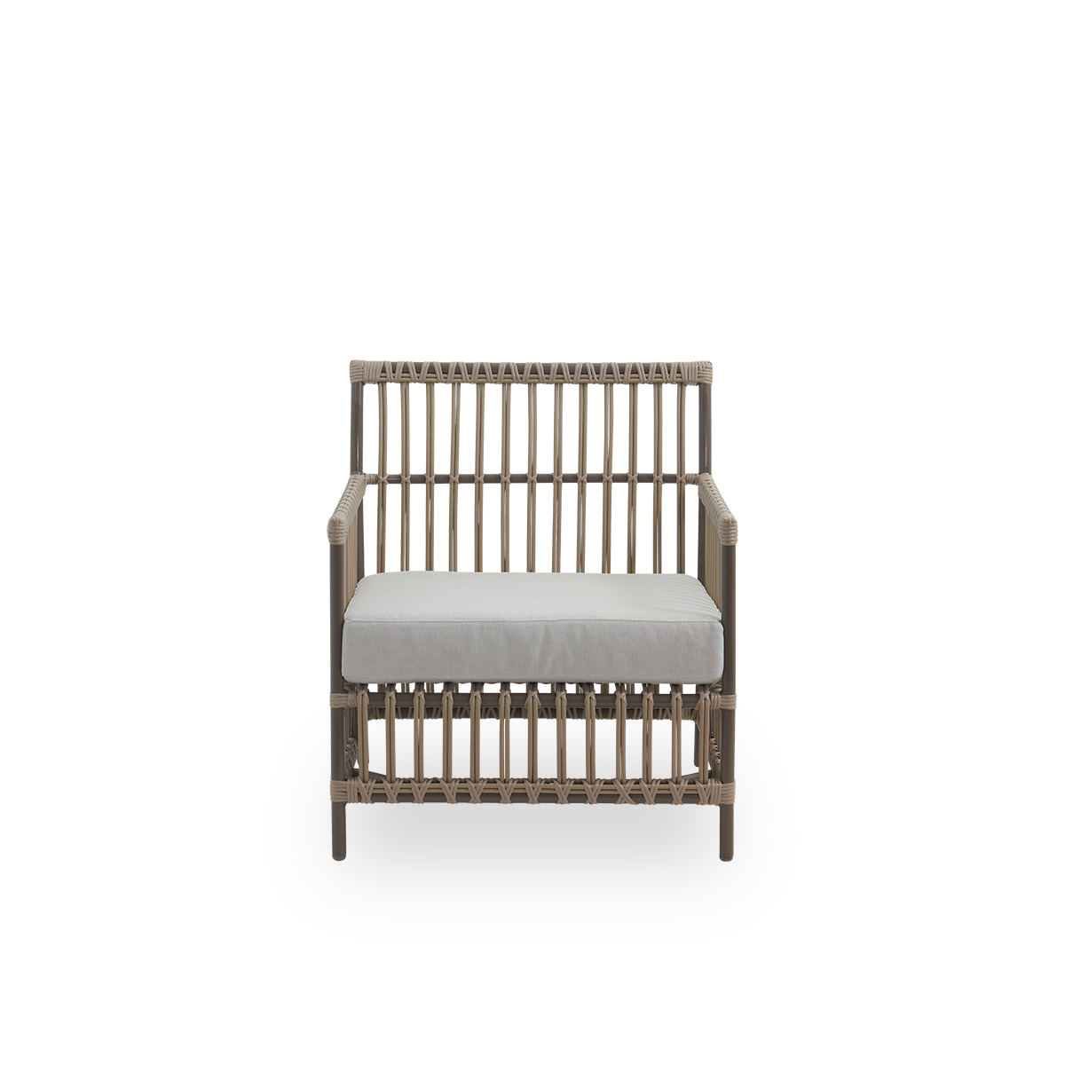 Ren front vinkel af Caroline Exterior loungestol i farven Moccaccino. Stolens ramme er fremstillet af aluminium med elegante ArtFibre-detaljer. Designet er minimalistisk og elegant.