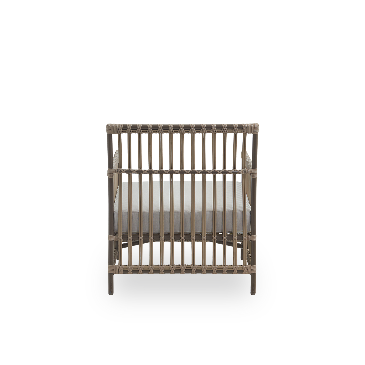 Bagfra vinkel af Caroline udendørs loungestol i farven Moccaccino. Stolens ramme er lavet af aluminium med elegante ArtFibre-detaljer. Designet er minimalistisk og elegant.