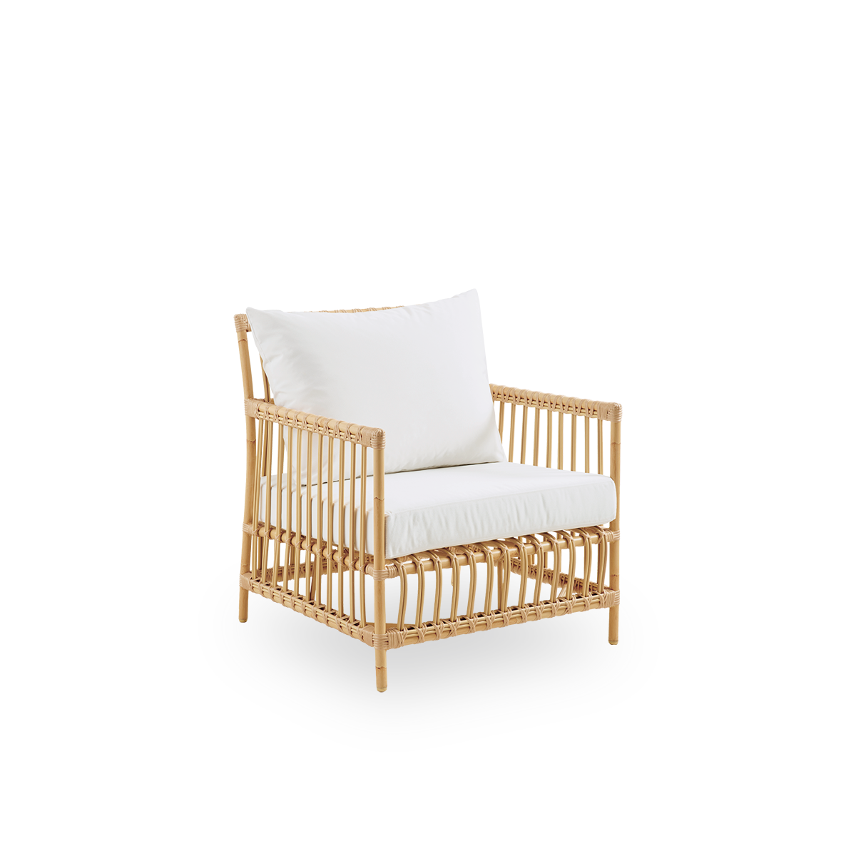 Side view af Caroline udendørs loungestol i farven Natural, håndmalet for at ligne rattan. Stolens ramme er lavet af aluminium med elegante ArtFibre-detaljer. Designet er minimalistisk og elegant.